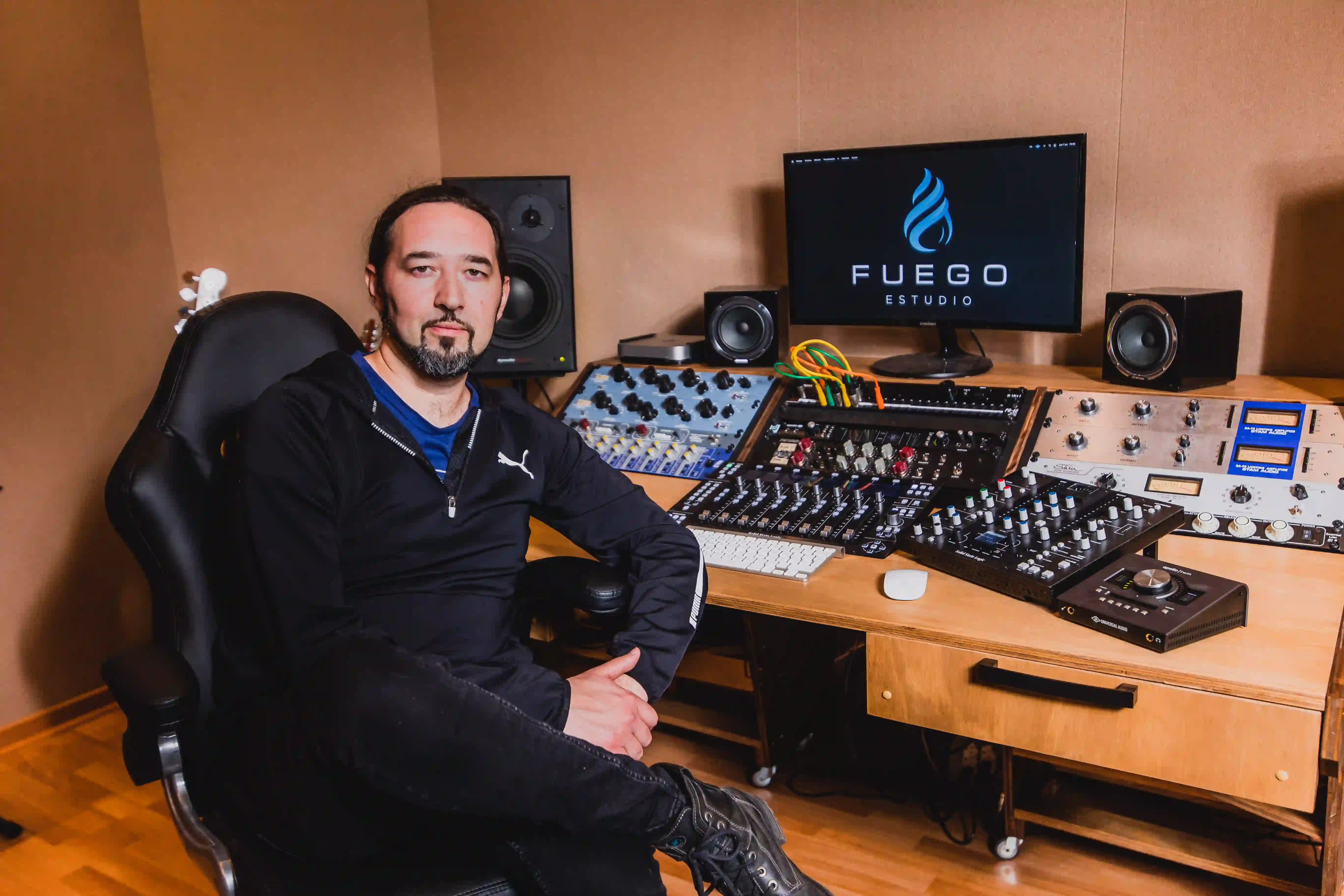 Sebastián Hope en la sala de control de Fuego Estudio
